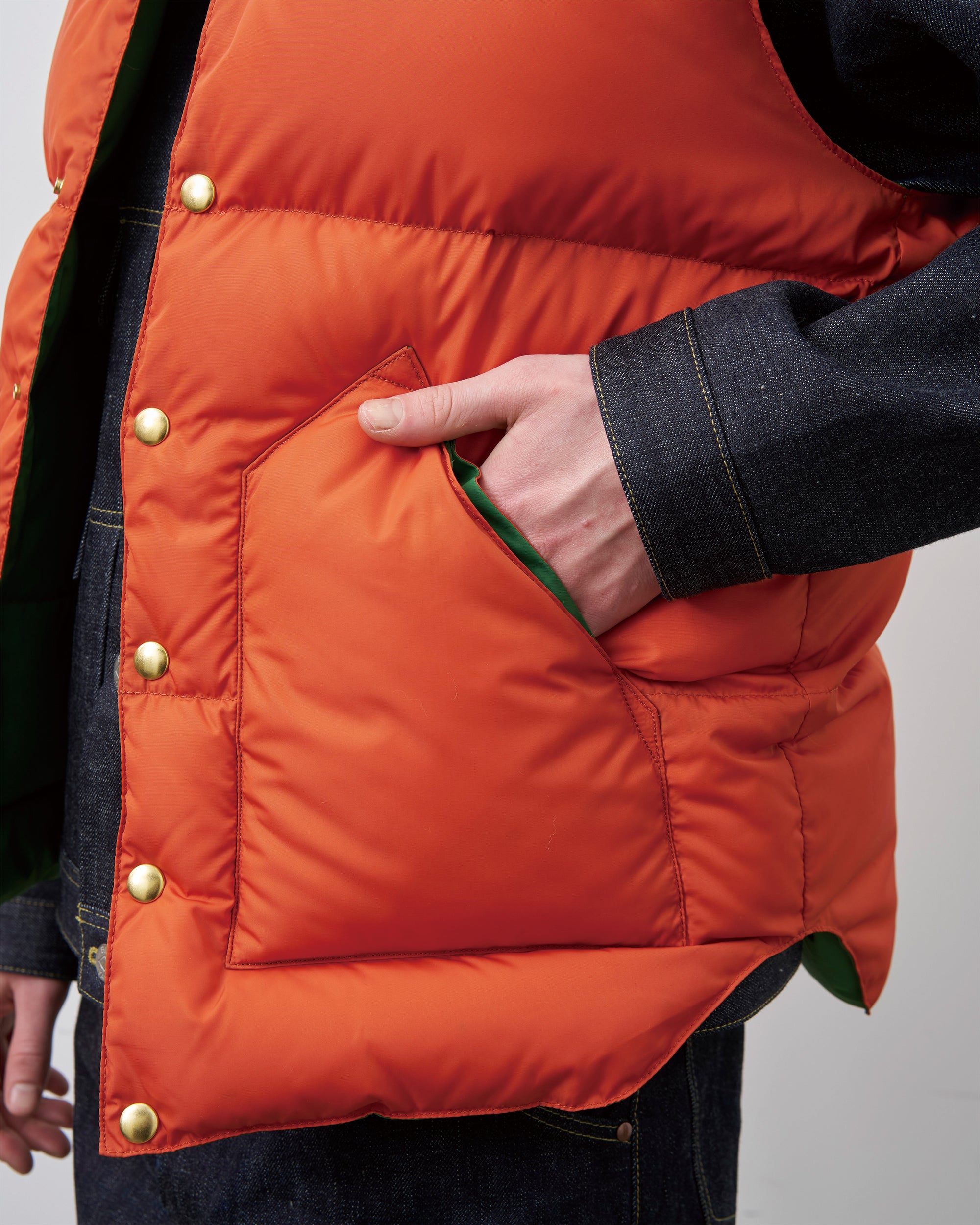 DOWN VEST