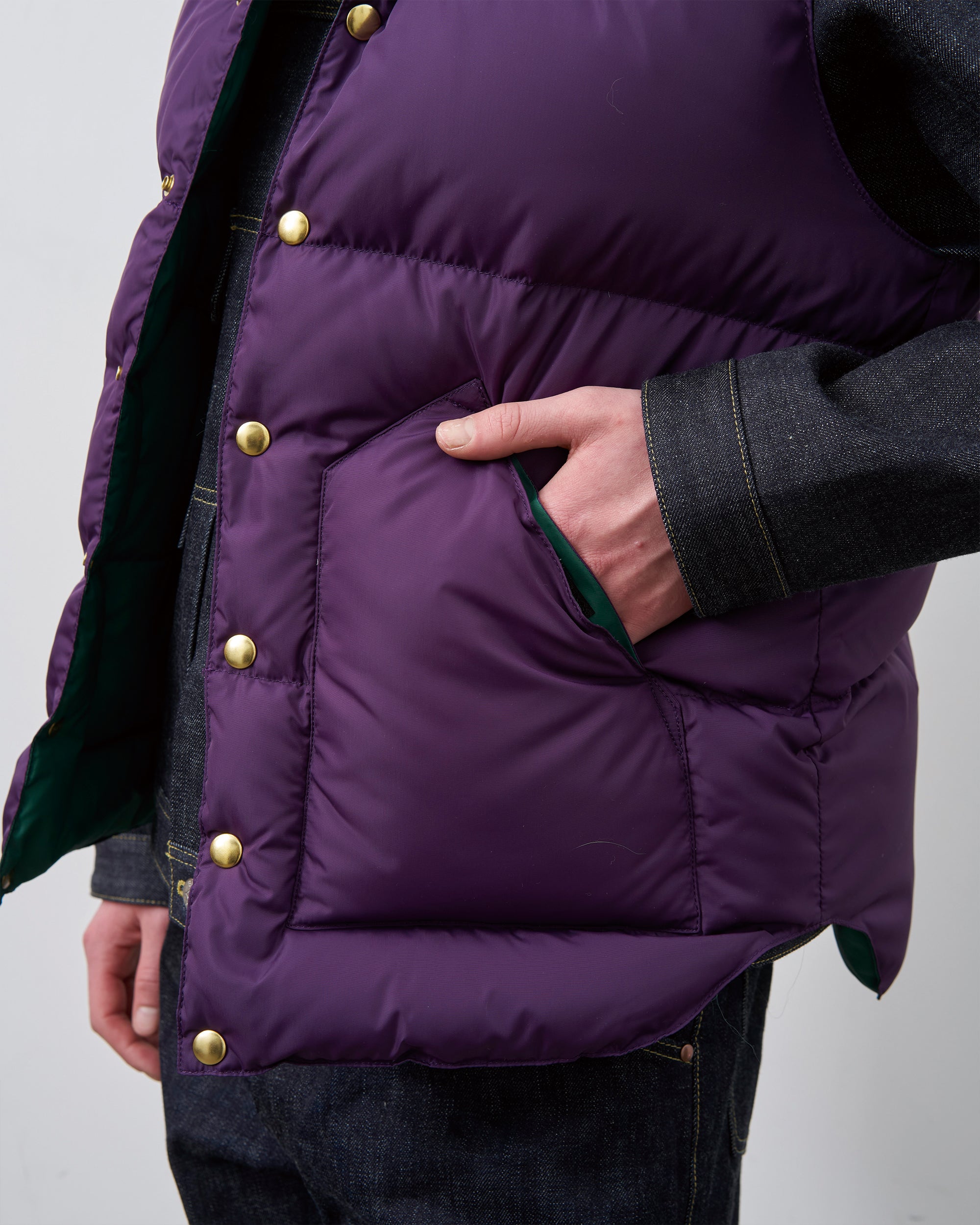 DOWN VEST