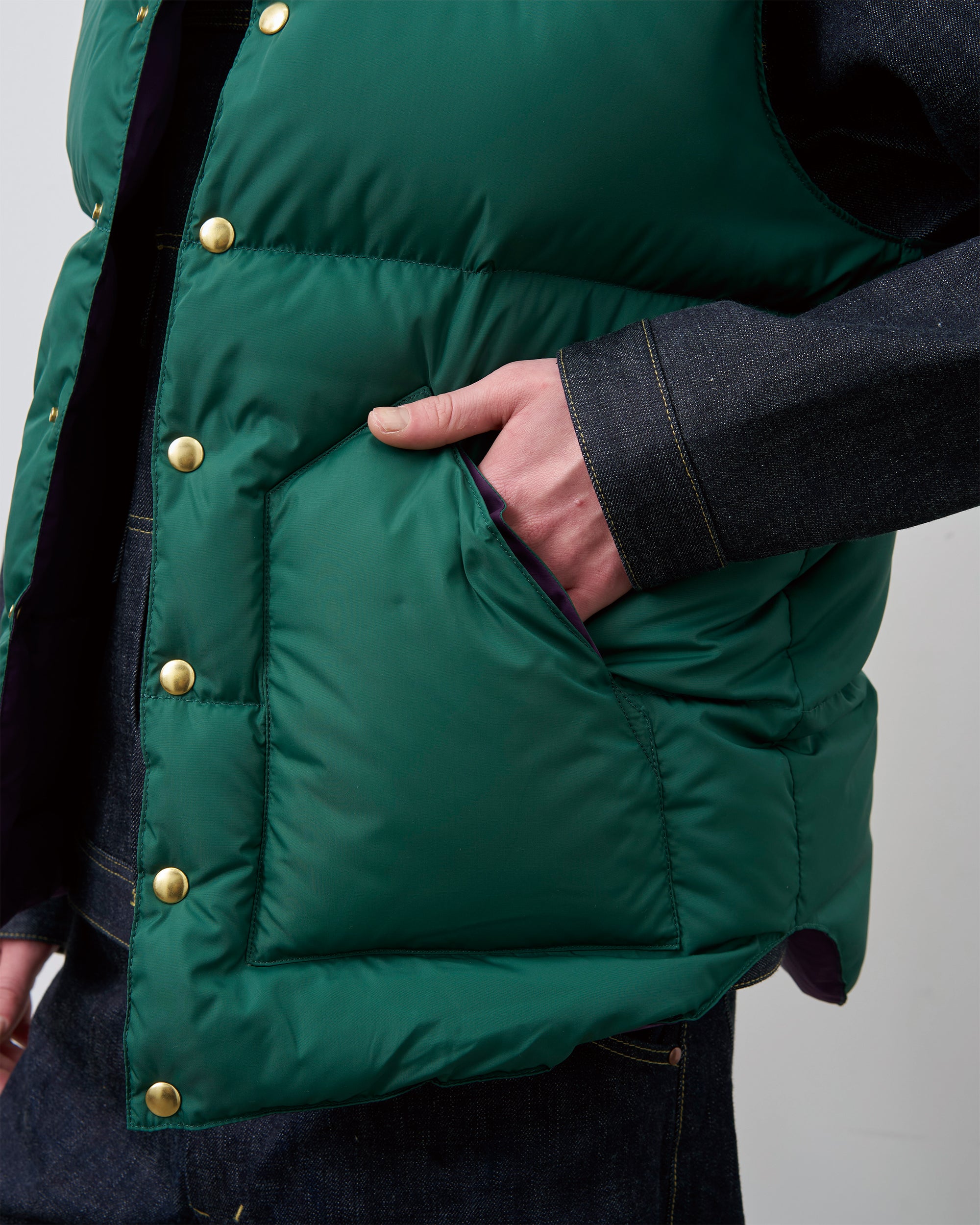 DOWN VEST